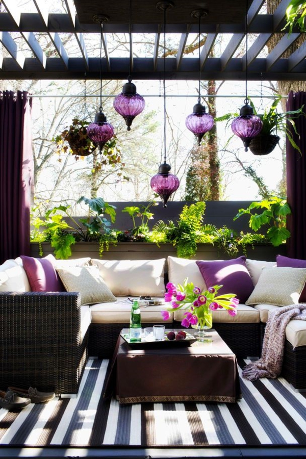 terrassengestaltung modern möbel rattan sofa lila designideen