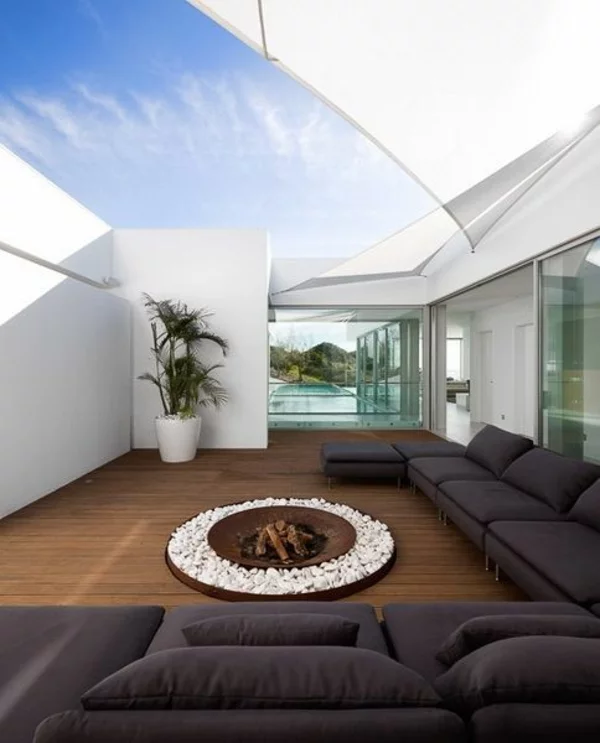terrassengestaltung modern umschlossen feuerstelle sofa
