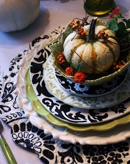 tischdeko für herbst teller muster schwarz weiß grün Ideen für Tischdeko im Herbst