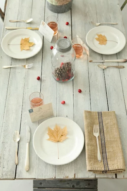 tischdeko im herbst minimalistisch blätter besteck Ideen für Tischdeko im Herbst