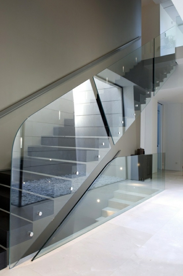 treppe gestalten glas geländer als trennwand schaffen transparenz