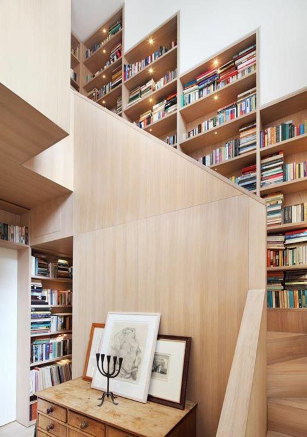 treppe gestalten holzwand eingebaute bibliothek bücher