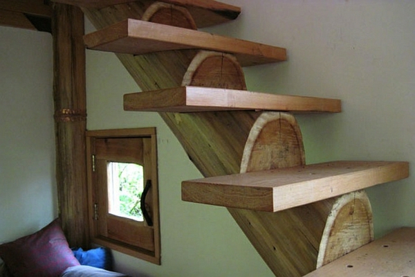 Japanisches Waldhaus aus wiederverwendeten Materialien errichtet