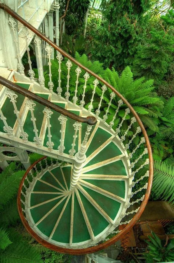 treppen gestalten grün spiral bepflanzung