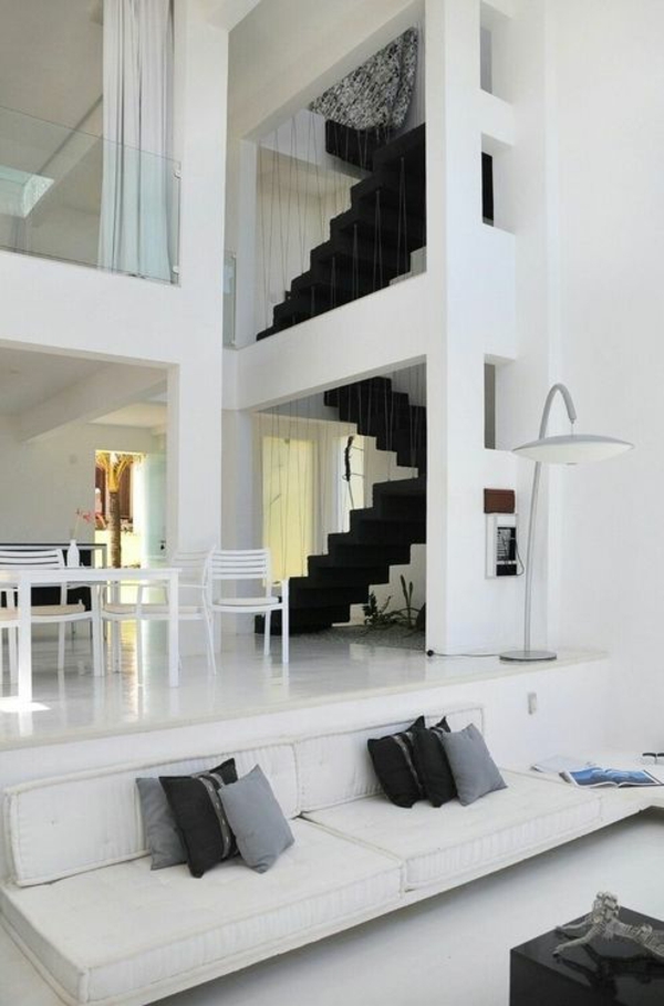 treppengestaltung luxuriös weiß interior schwarze treppe