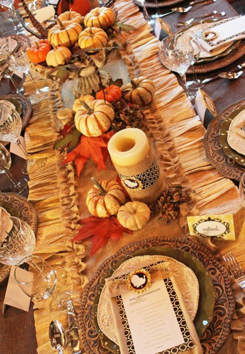 viele kürbbisse dekorativ kerzen massiv porzellan geschirr teller Ideen für Tischdeko im Herbst