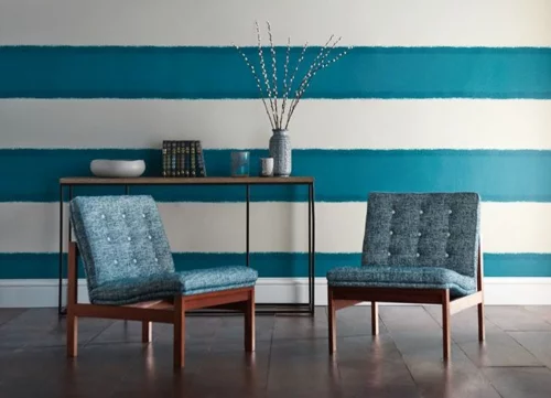 wandgestaltung blaue streifenmuster wohnzimmergestaltung ideen im retro stil
