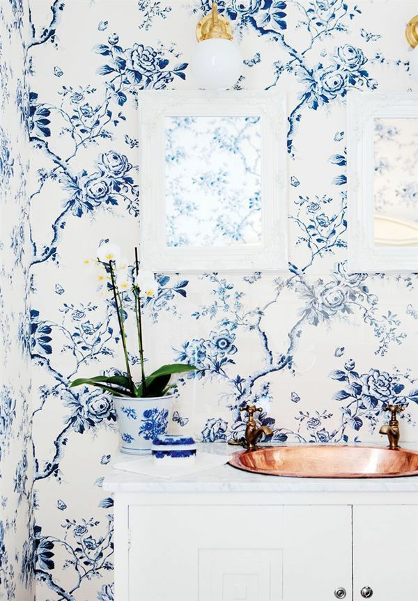 wandgestaltung elegant blau weiße rosen badezimmer