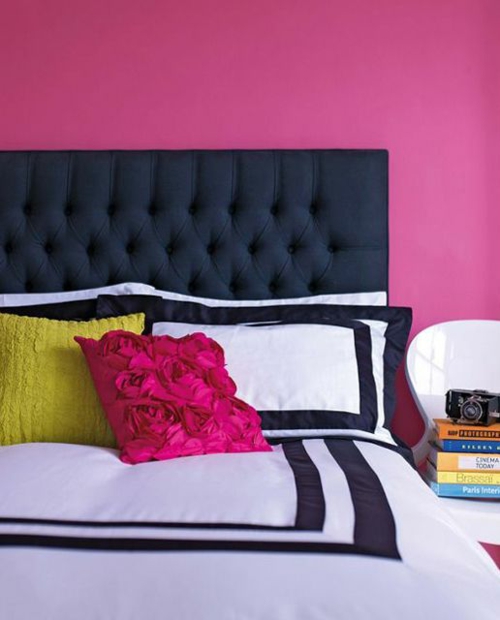 wandgestaltung schlafzimmer bett kopfteil wandfarbe pink dekokissen