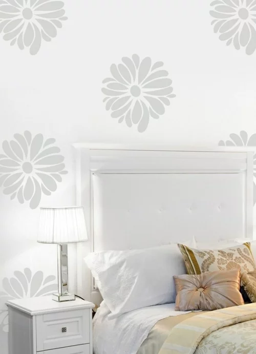 wandgestaltung schlafzimmer bett kopfteil weiß tapettenmuster einfarbig blumen