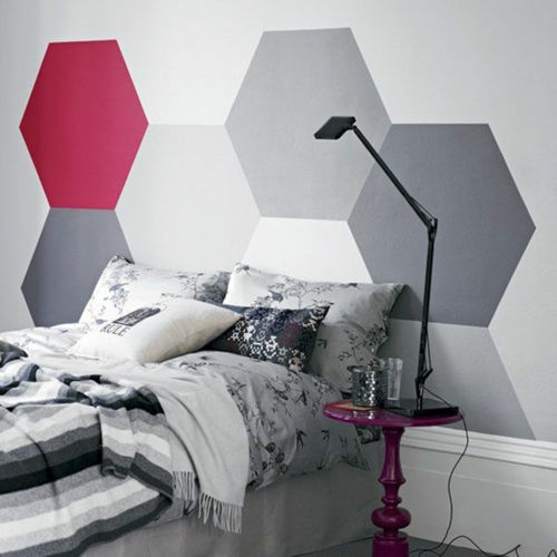 wandgestaltung schlafzimme bett ohne kopfteil wandfarbe geometrische muster