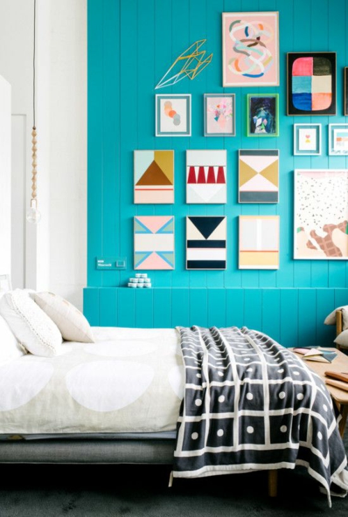 wandgestaltung schlafzimmer wandfarbe türkisblau holzdielen kunst wandgemälde