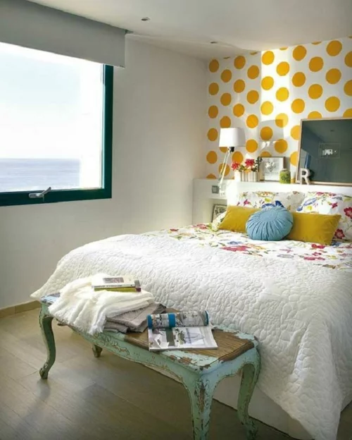 wandgestaltung schlafzimmer wantapete muster gepunktet gelb