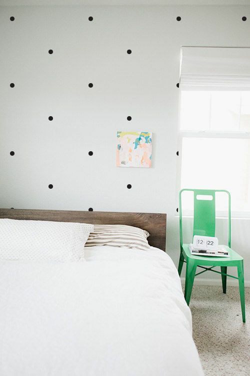 wandgestaltung schlafzimmer wantapete muster gepunktet schwarz minimalistisch
