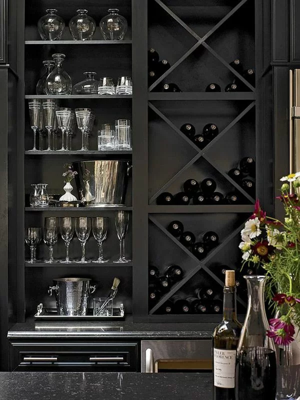 Weinregal aus schwarzem Holz zur Aufbewahrung von Weinflaschen und Gläsern 