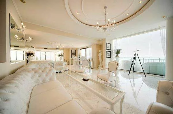 weißes wohnzimmer decke dekoration kronleuchter rechteck tisch 