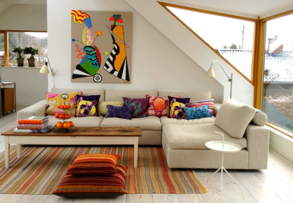 wohnung einrichten ideen wohnzimmer gestalten wanddeko dekokissen stampen muster sofa