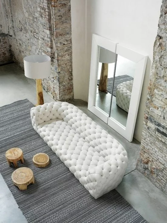 wohnzimmer einrichten designer sofa spiegel holz stein kontrast