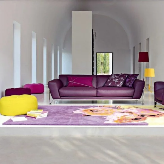 wohnzimmer einrichten sofa lila purpur farbe de  jahres