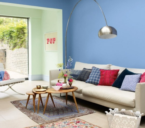 wohnzimmer groß weich sofa kissen blau wand gestaltung
