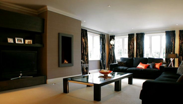 wohnzimmer luxuriös gestalten schwarzes sofa gardinen tisch 