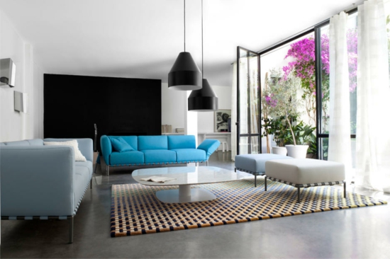 wohnzimmer modern gestalten blau weiß schwarz glastüre innengarten