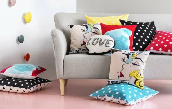 wohnzimmer sofa dekokissen pop art boden farbe hellrosa