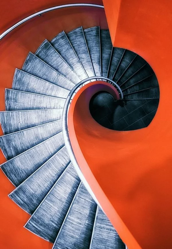 zweifarbige spiraltreppe gestalten blick von oben schön