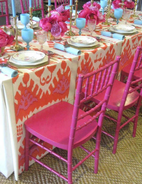 Attraktives Tafelservice aus Porzellan rosa stühle tischdecke ikat