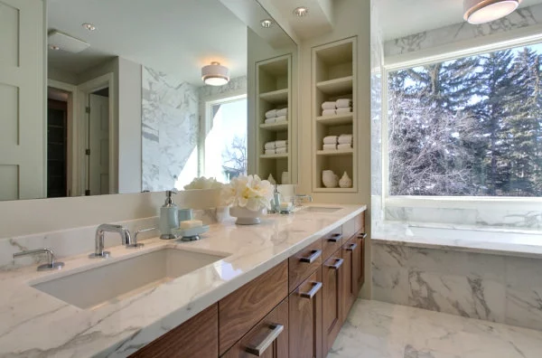 wandregale für badezimmer wandgestaltung eingebaut marmor platte