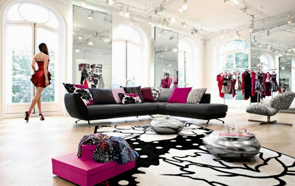 Einrichtungsbeispiele fürs Wohnzimmer sofa schwarz rosa teppich