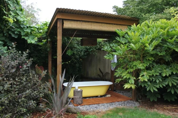 Gartengestaltung ideen bad im freien freistehende badewanne