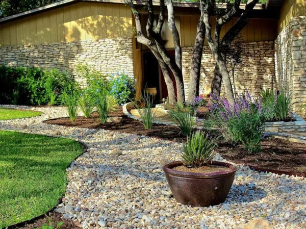 Gartengestaltung mit Kies und Steinen pflanzen blumentöpfe