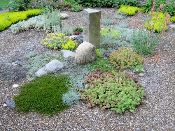 Garten wetterfest pflanzen gestaltung mit Kies und Steinen