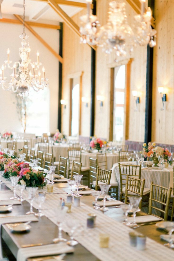 Hochzeitstisch blumen beleuchtung hochglanz große tafel