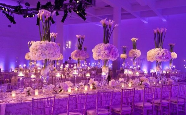 Hochzeitstisch Deko blumen beleuchtung hochglanz lila