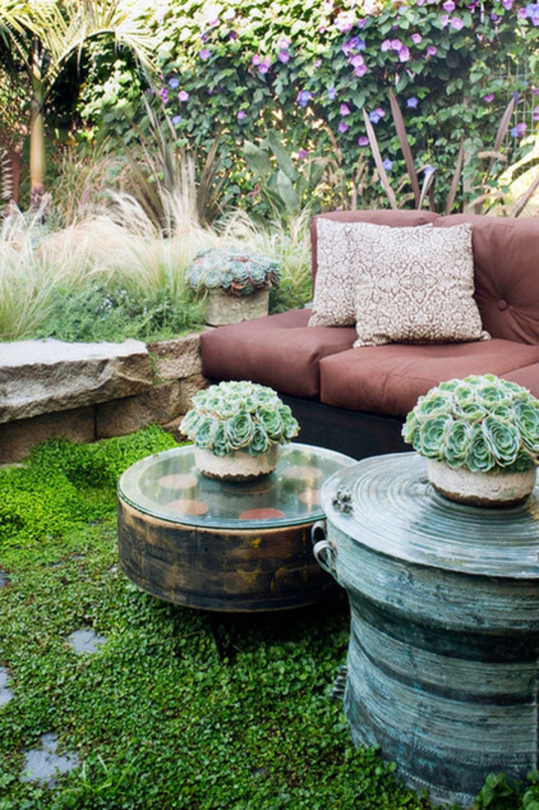 Ideen für Gartengestaltung entspannungsecke sofa dekokissen couchtisch