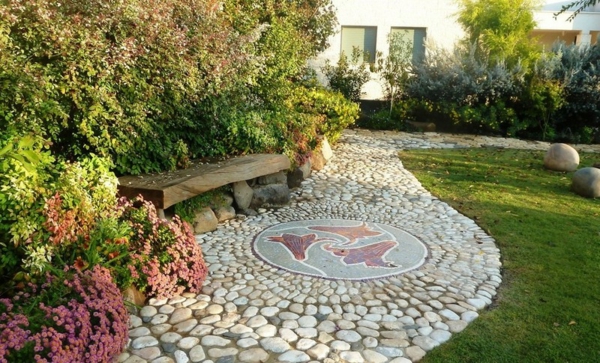 Ideen für Gartengestaltung gartenbank holzbank rasen kieselsteine mosaik