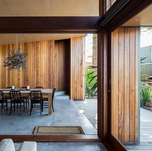 klein modern Haus gras holz bodenbelag platten rau esszimmer