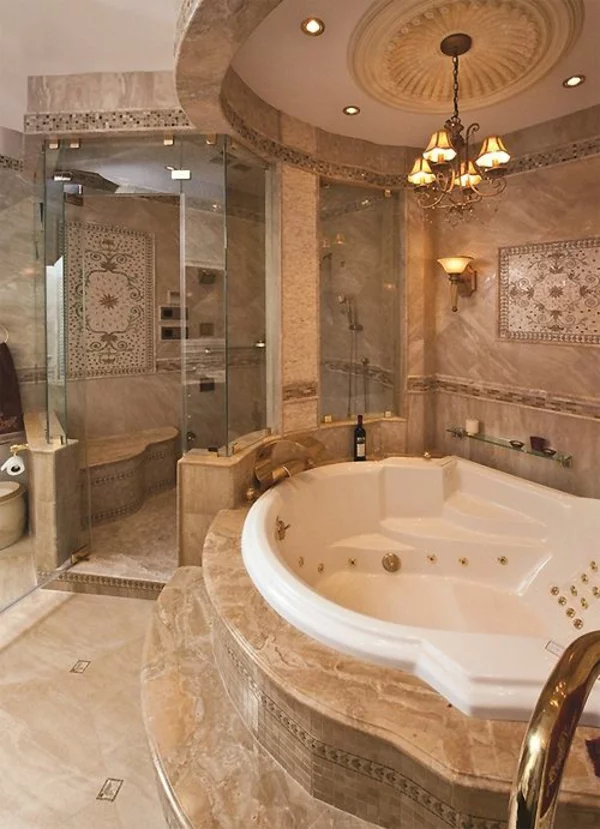 Luxus badezimmer design eingebaute wanne gold akzente