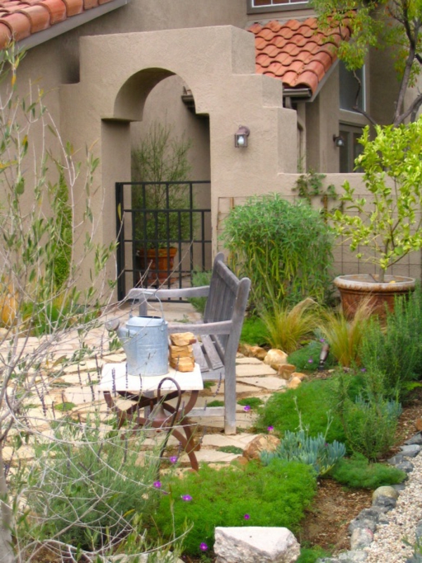 Mediterrane Gartengestaltung gartenmöbel set steinplatten