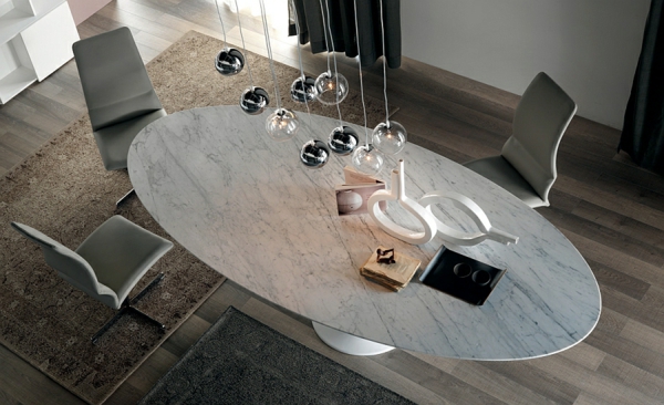 Moderne Esstische mit Stühlen kugel pendelleuchten oval marmor