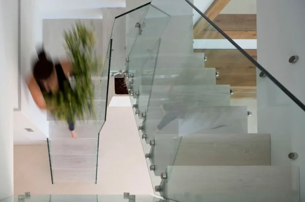 Moderne Holztreppen geländer elegant glas