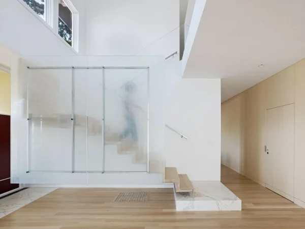 Moderne Holztreppen glas geländer farbgestaltung weiß