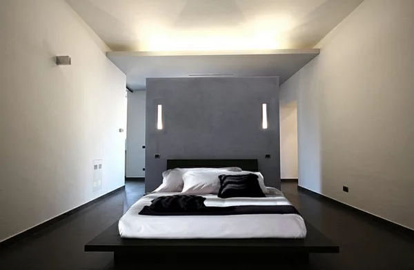 Schlafzimmer minimalistisch einrichten glanz beleuchtung
