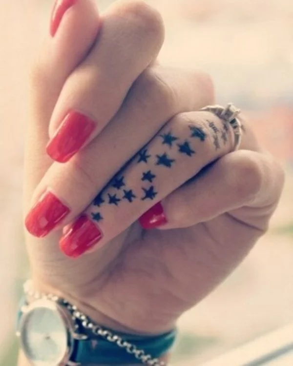 Tattoo nagellack rot Sterne bilder vorlage bedeutung finger