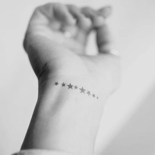 Tattoo handgelenk Sterne bilder vorlage bedeutung 