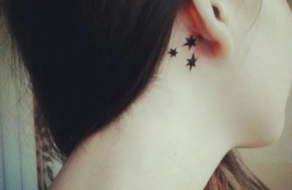 Tattoo Sterne hinter dem Ohr 