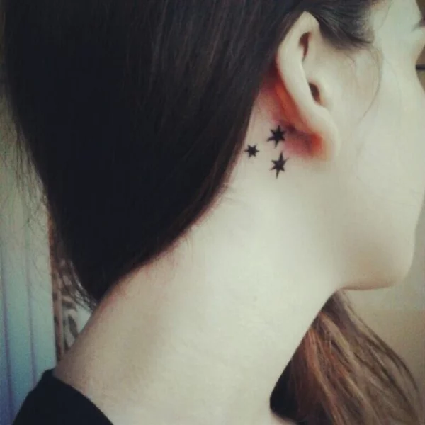 Tattoo drei Sterne bilder vorlage bedeutung hinter ohr