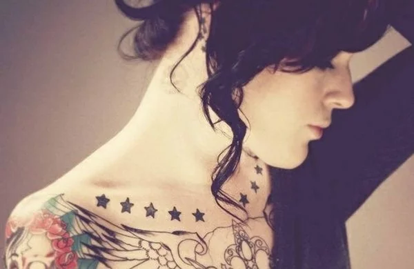 Tattoo Sterne Hals und Brust 